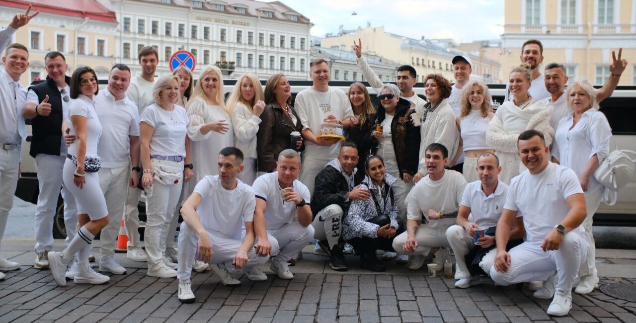Девушка в черном танцует
